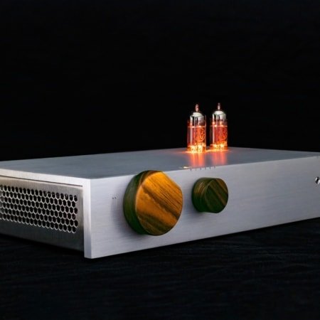 The Billie amplifier is a hybrid tube amplifier featuring bluetooth, hi res DAC and phono stage.
