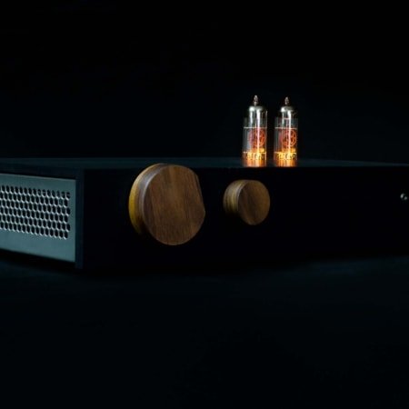 Billie Amplifier in black