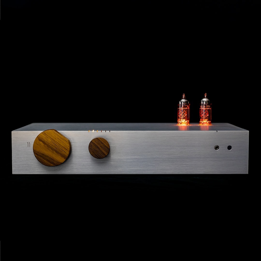 The Billie amplifier is a hybrid tube amplifier featuring bluetooth, hi res DAC and phono stage.